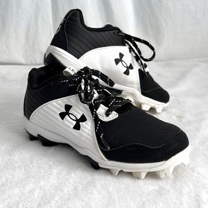 Under Armor Leadoff Baseball Cleats Youth size 3 black/white EUC